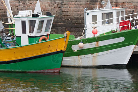 法国布雷塔涅Paimpol港的多彩渔船图片