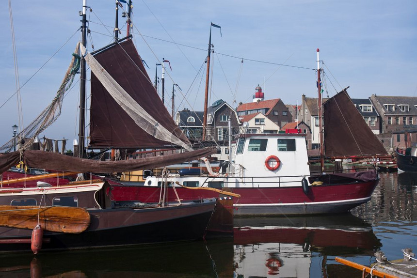 拥有传统船只的具历史的荷兰捕渔村乌克尔港图片