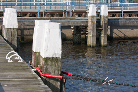 系柱拖力在荷兰港口有大木板的喷气嘴背景