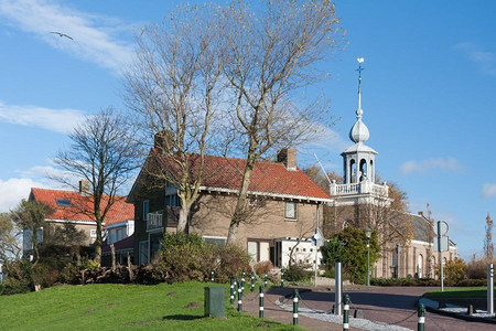 乌尔克的教堂和房屋一个古老的荷兰渔村图片