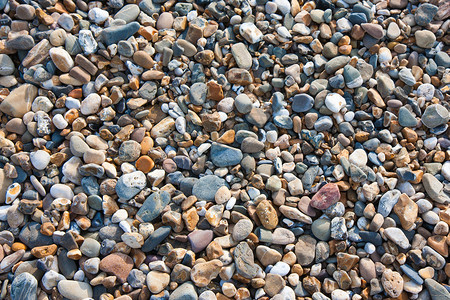 海滩上有很多彩色的石子背景图片