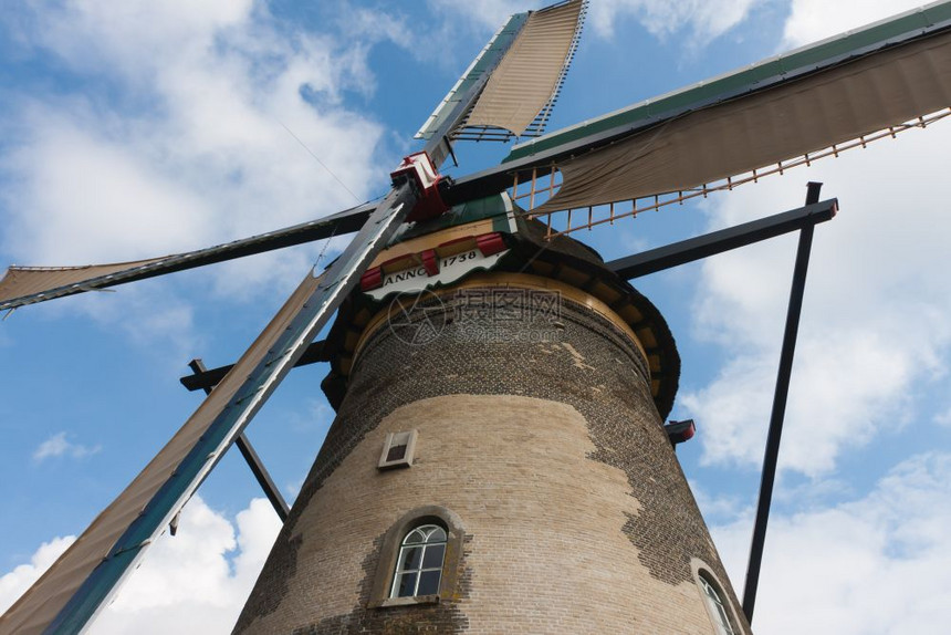 荷兰具有历史的风车前线图片