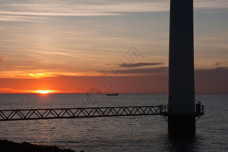 美丽的日落海上大风涡轮素图片