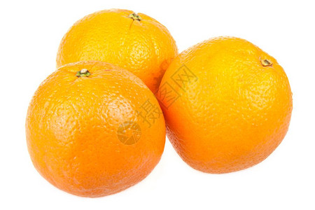 三个美丽的新鲜橙子被白色的橙子隔离图片