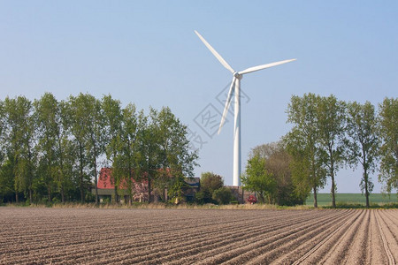 春天农庄在一片空旷的农田里带了风涡轮素图片