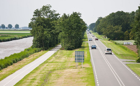 荷兰一条直国公路的空中观察图片