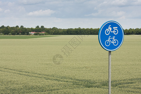 通知标志素材农村地貌的自行车和脚踏交通标志背景