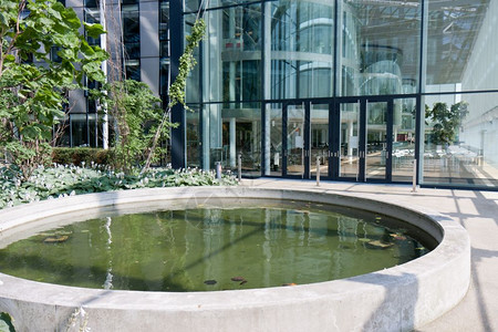 在一座现代化的大型建筑里有游泳池的院子图片