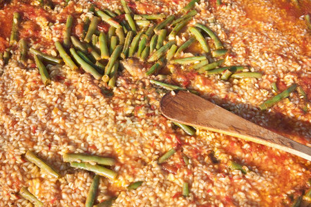 配有豆和大米的西班牙辣椒图片