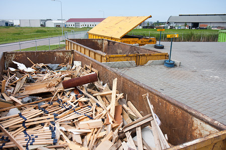 大铁垃圾场在有土木的废铁垃圾场背景图片