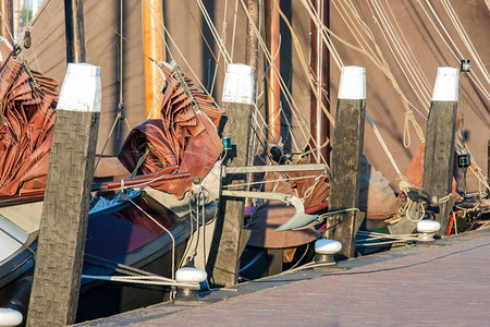 荷兰乌尔克港的古老历史帆船高清图片
