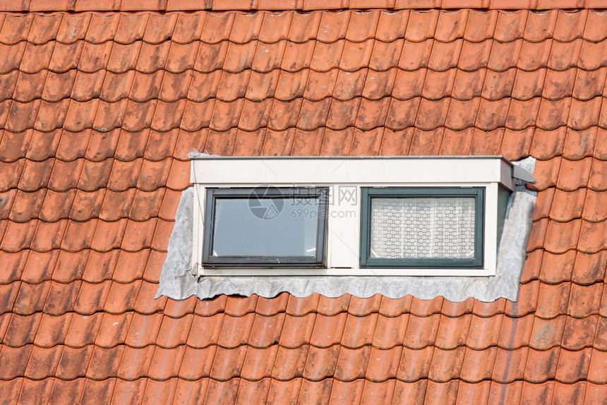 典型的荷兰屋顶有宿舍和平方窗户图片