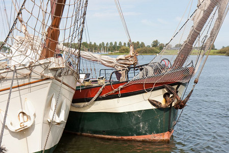 荷兰港坎彭的两艘老船图片