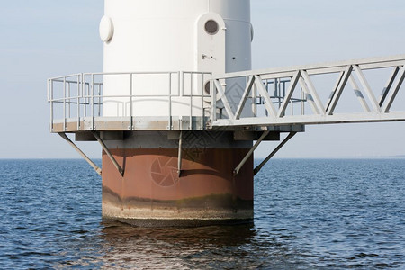 荷兰海洋大风车站立于荷兰海图片