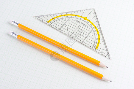 平面纸上的数学标尺和铅笔图片