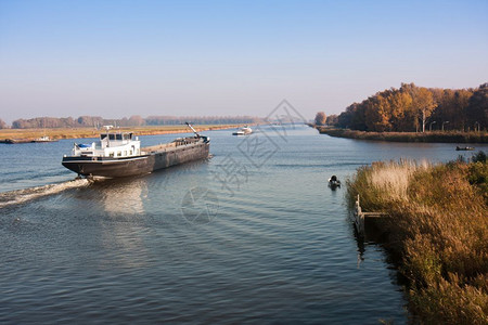 荷兰大直航道有渔夫和一艘货船图片