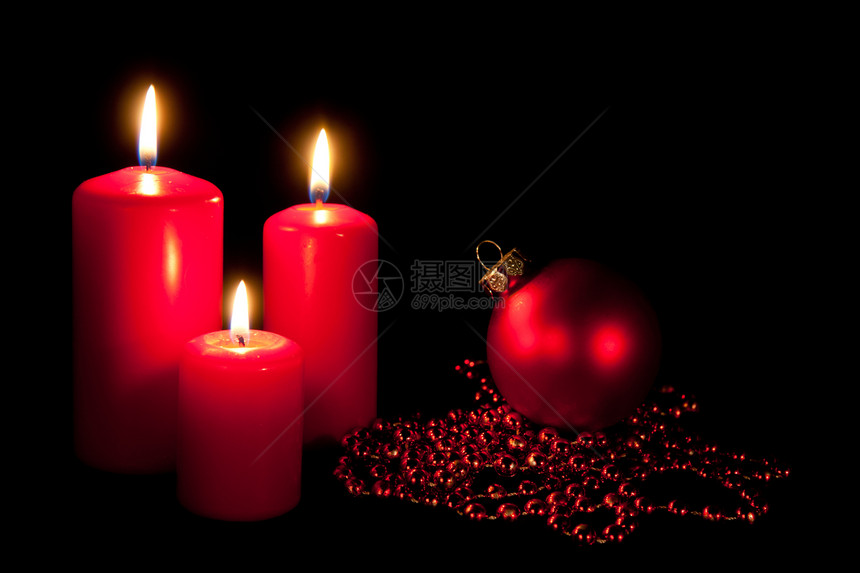 一套三根红蜡烛配有弦和圣诞舞会图片