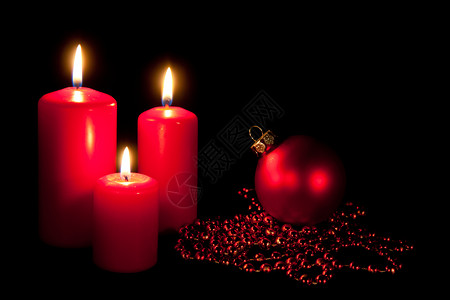 一套三根红蜡烛配有弦和圣诞舞会图片