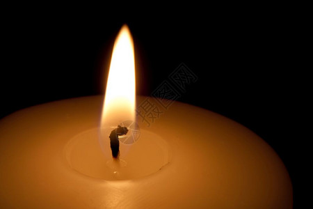 黑暗中燃烧的蜡烛详情图片