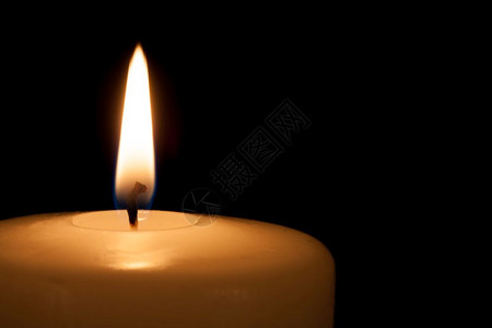 白蜡烛火焰黑色背景上的白蜡烛有文本复制空间背景