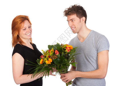 男人给他女朋友一束美丽的花朵图片