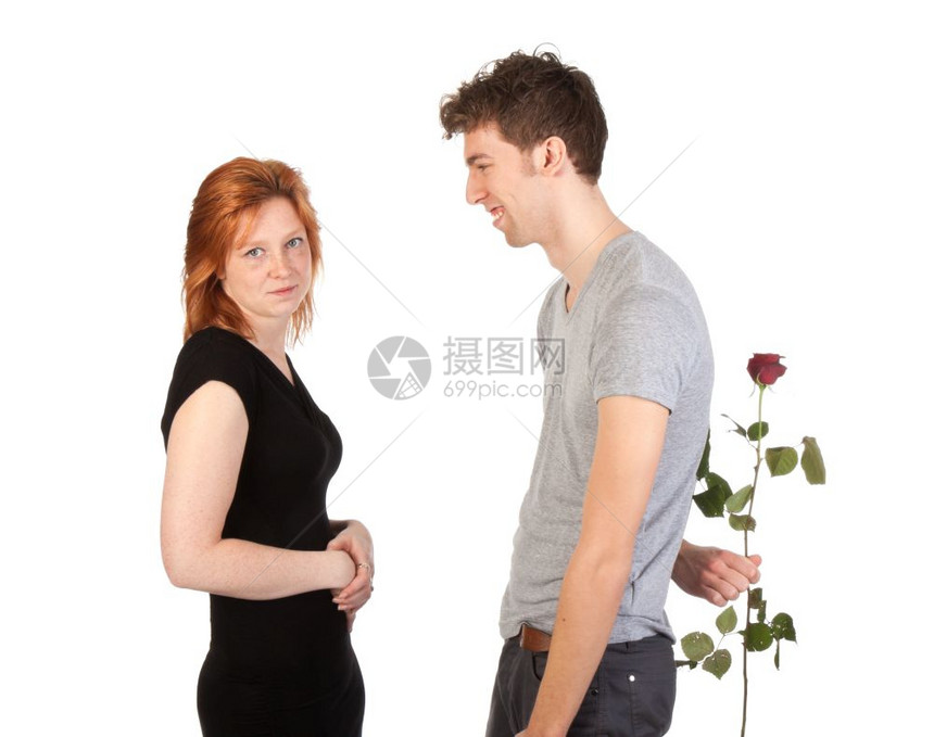 激情的男人背着玫瑰躲在后为女友找朋孤立在白色上图片