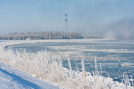 荷兰冬季风景有冰冻湖燕子冬季风景有冷冻湖图片