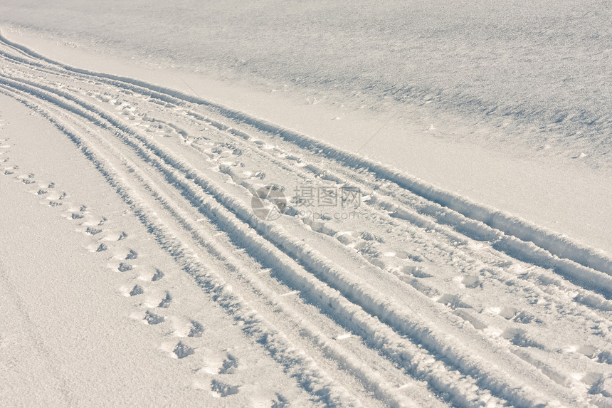 白雪中的轮胎足迹和脚图片