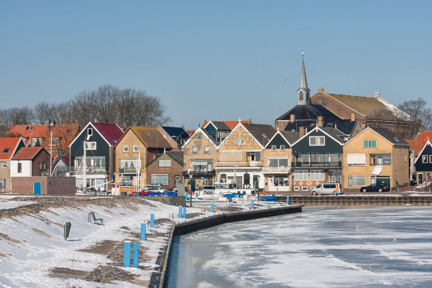 冬季风景荷兰乌尔克渔村冰冻的港口覆盖着积雪的冬季风景图片