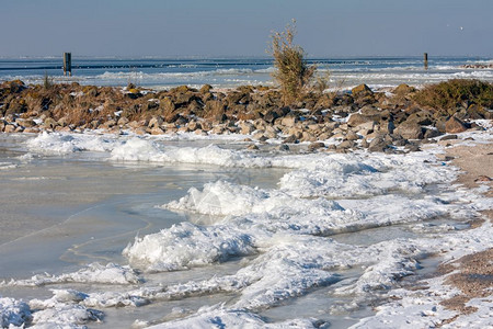 荷兰冬季风景冰冷的海水和漂浮冰层靠近海岸图片