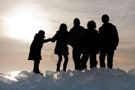 在荷兰日落时冰雪喇叭上的儿童轮式图片