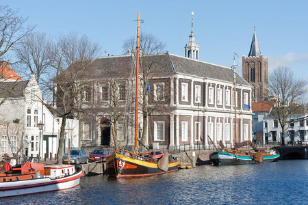 荷兰Schiedam历史古老港口荷兰Schiedam的传统木驳船图片