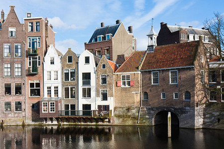 荷兰鹿特丹地区德尔夫沙文的一条河边的城市风景高清图片