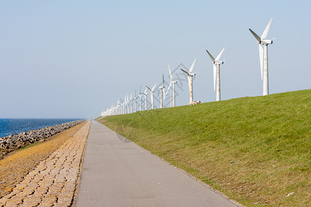 沿荷兰堤坝的风力涡轮机图片