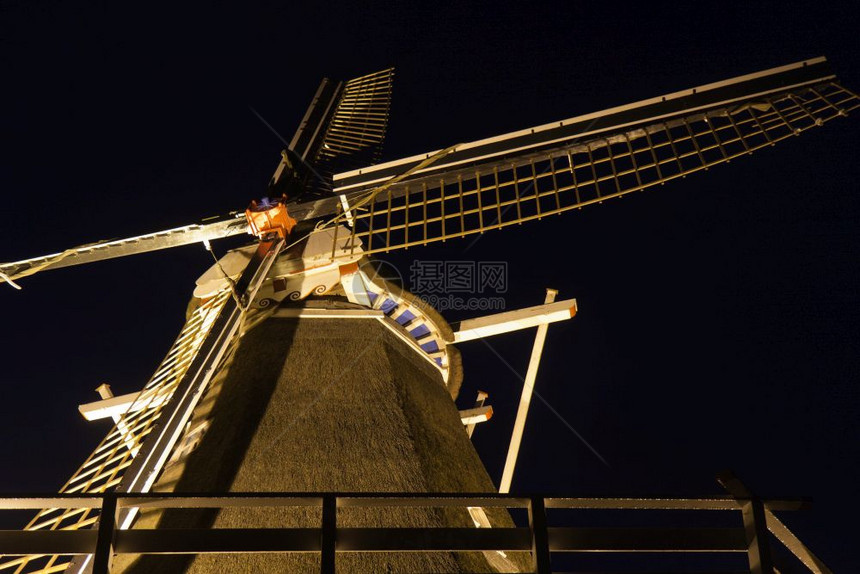 荷兰传统木制照明玉米机夜景图片