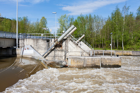 用于调节水位的Meuse河路口图片