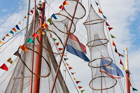 装有来自Holland和渔村的网旗帜渔船图片
