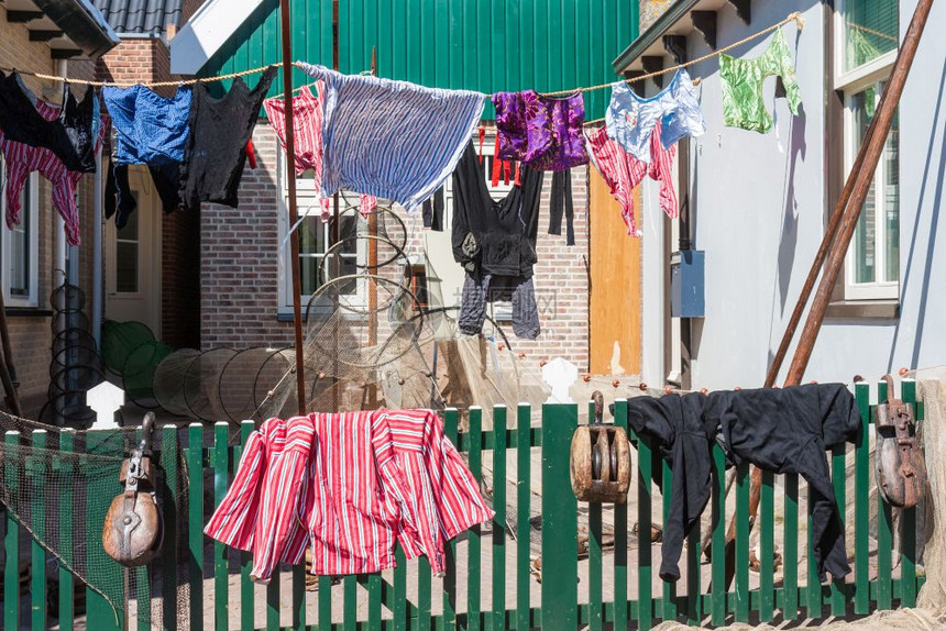 荷兰古老渔村传统的洗衣干燥图片