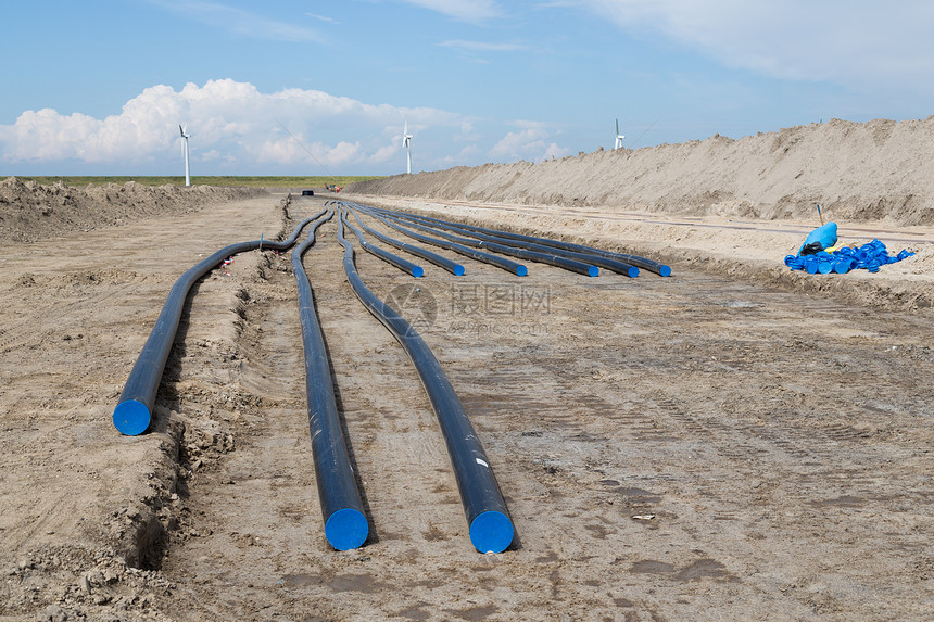 为荷兰新的大型风力农场挖掘一条大型电力缆战壕图片