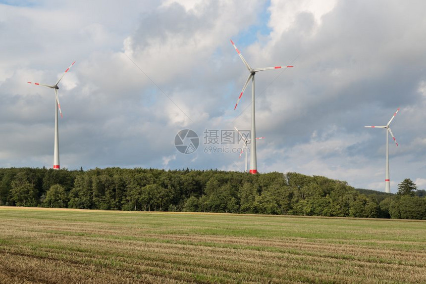 德国有风力涡轮机的农业景观图片