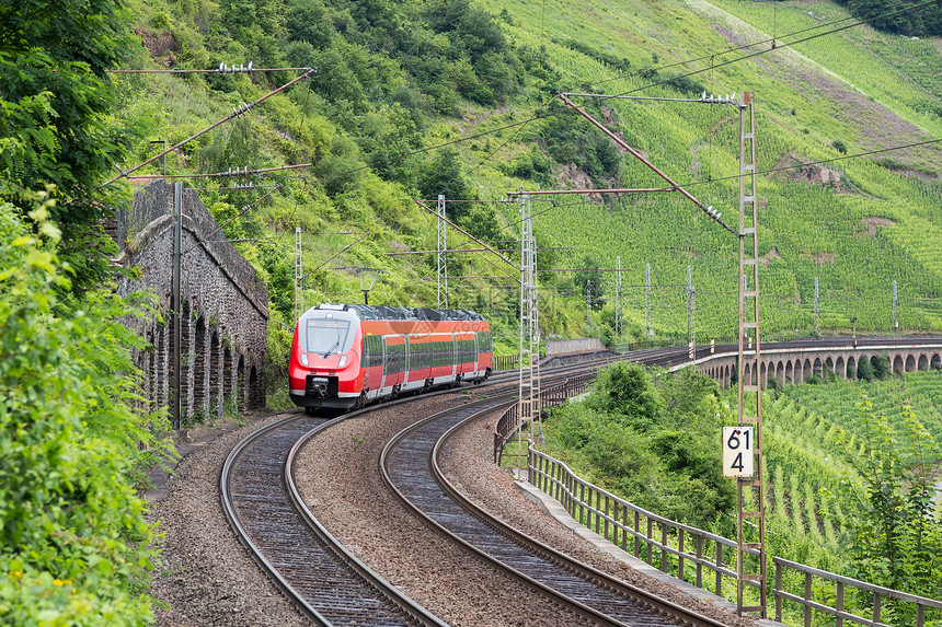 在德国Moselle河附近的葡萄园沿线驾驶火车图片