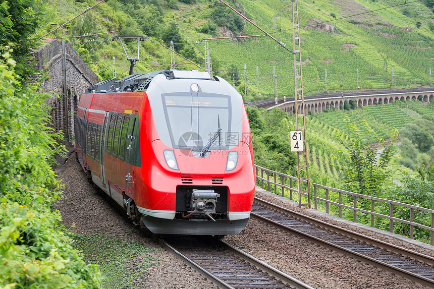 在德国Moselle河附近的葡萄园沿线驾驶火车图片
