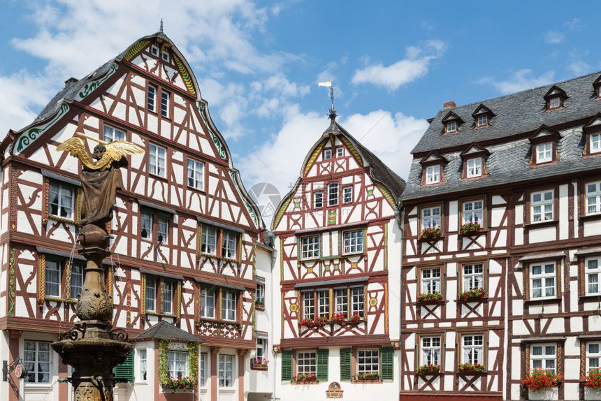 德国Bernkastel的中世纪房屋和雕像图片