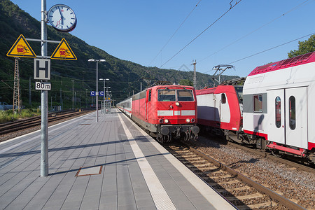 火车抵达德国Cochem站高清图片