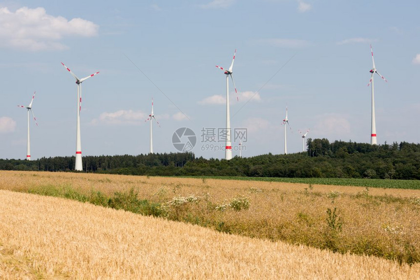 德国农田中的风力涡轮机图片