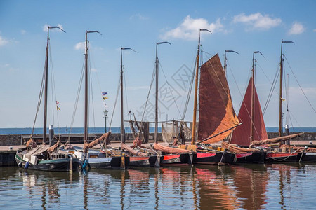 荷兰乌尔克港有传统的木头渔船图片