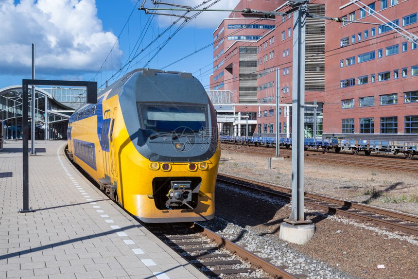 离开荷兰Amersfoort中心站的荷兰城市间列车图片