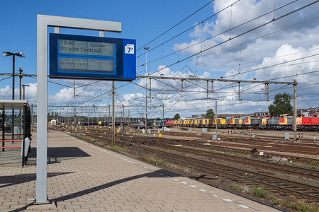 在Amersfoort荷兰火车站的离境时间通知板背景图片