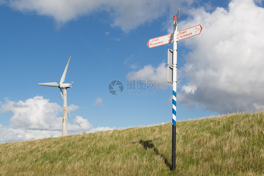 风力涡轮机和荷兰堤自行车交通指标图片