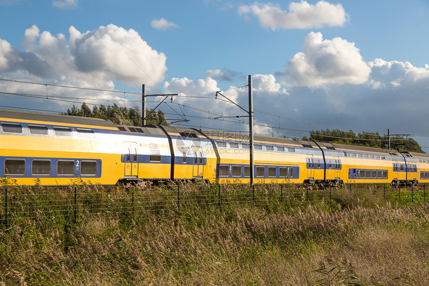农村景观荷兰列车图片
